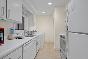 ثلاجة، ميكروويف، فرن، موقد طهي مسطح