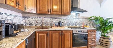 Coffee/tea maker, cookware/dishes/utensils