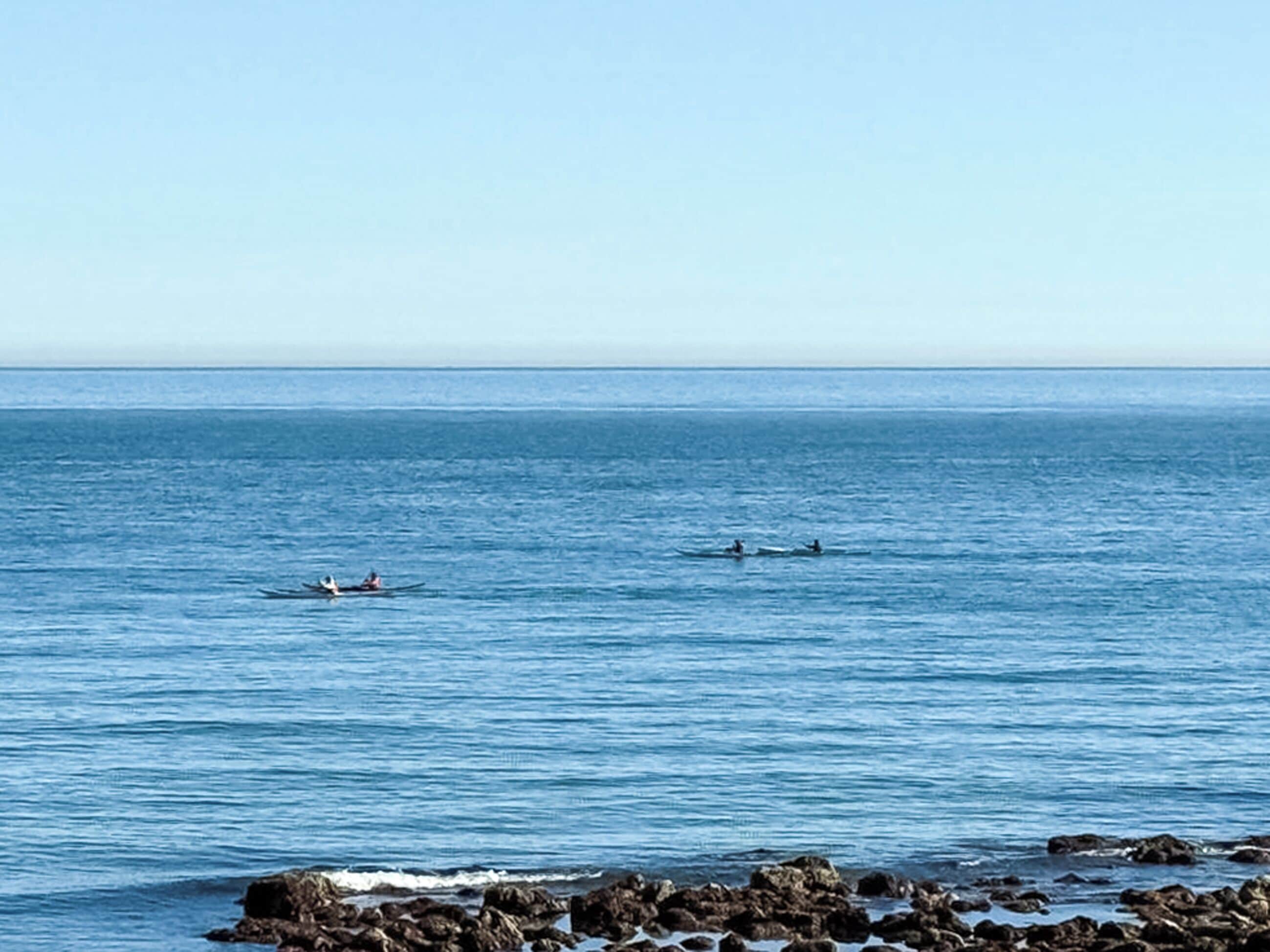 Un paisaje costero con aguas tranquilas y costa rocosa.