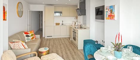 Un apartamento moderno con sala de estar, cocina y comedor.