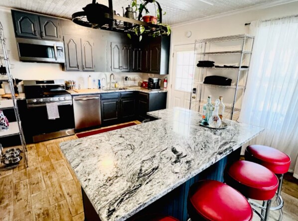 Jääkaappi, mikroaaltouuni, uuni, liesi