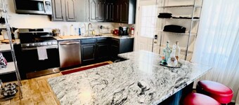 Cozy loft apartment in Stockade district walk to restaurants & bars AC & WiFi