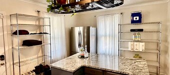 Cozy loft apartment in Stockade district walk to restaurants & bars AC & WiFi