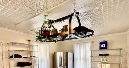 Cozy loft apartment in Stockade district walk to restaurants & bars AC & WiFi