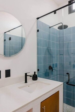 Dusche, Haartrockner, Seife, Toilettenpapier
