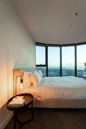 4 bedrooms, iron/ironing board, WiFi, bed sheets - Peppers Residence  - Sub-Penthouse - 180° Views (Southbank)