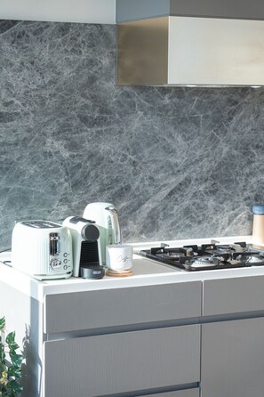 Kühlschrank, Mikrowelle, Herdplatte, Wasserkocher mit Kaffee-/Teezubehör