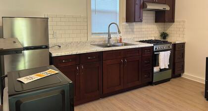 Modern 2-bedroom with AC, WiFi near the Indianapolis Speedway!