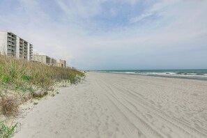 Beach nearby - 1 Mi to Barefoot Landing: Condo w/ Pool Access! (North Myrtle Beach)