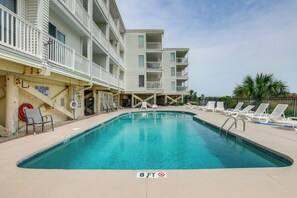 Pool - 1 Mi to Barefoot Landing: Condo w/ Pool Access! (North Myrtle Beach)