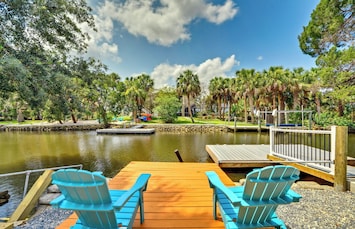 Crystal River Vacation Rental | 2BR | 1.5BA | 976 Sq Ft | Stairs Required