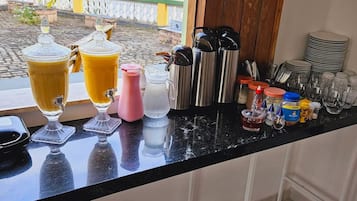 Café da manhã completo grátis todos os dias
