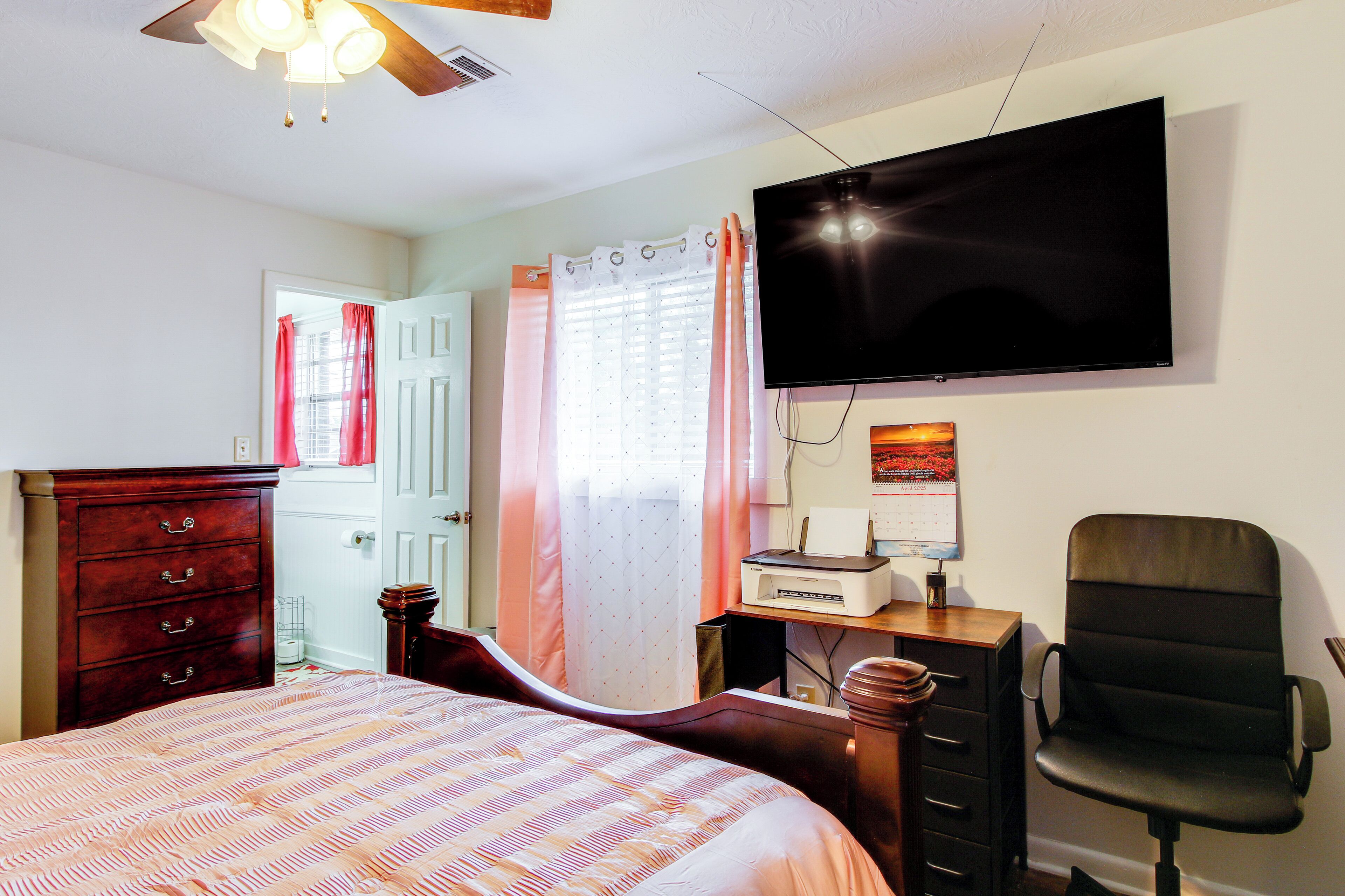 3 bedrooms, iron/ironing board, internet, bed sheets