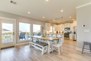 Dining - 1 Block to Shore: Crystal Beach Gem, Deck & Views (Crystal Beach)