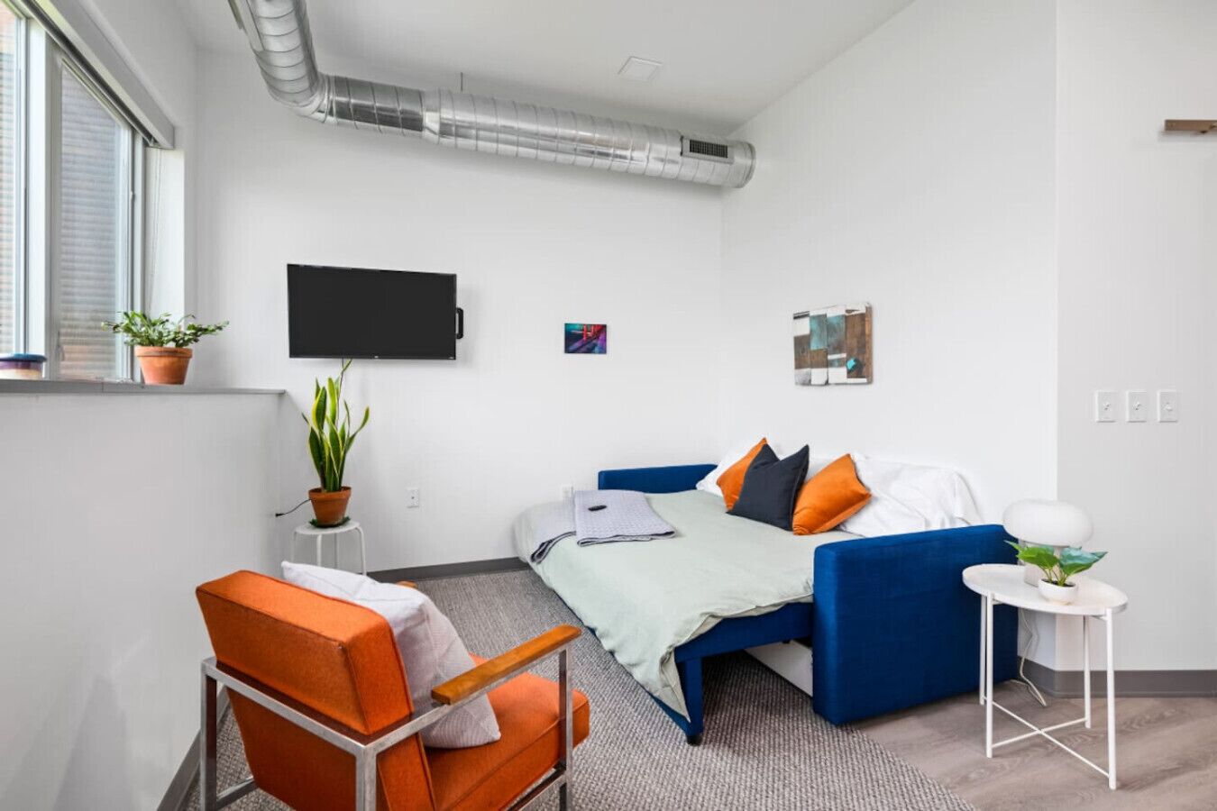 1 bedroom, desk, travel crib, WiFi