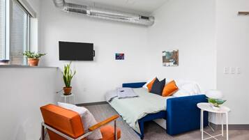 1 bedroom, desk, travel crib, WiFi