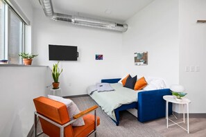 1 sovrum, skrivbord, resesäng och wi-fi