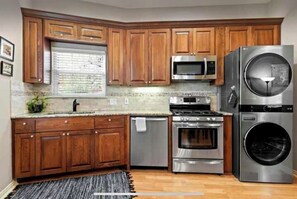 Microwave, oven, stovetop, dishwasher - Clelia’s Cottage: Cozy 1-bedroom cottage in charming Austin with WiFi, AC (Austin)