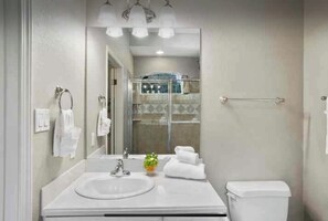 Shower, hair dryer, towels, soap - Clelia’s Cottage: Cozy 1-bedroom cottage in charming Austin with WiFi, AC (Austin)