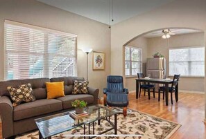 Smart TV - Clelia’s Cottage: Cozy 1-bedroom cottage in charming Austin with WiFi, AC (Austin)