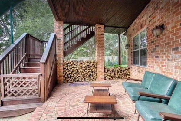 Terrace/patio - Clelia’s Cottage: Cozy 1-bedroom cottage in charming Austin with WiFi, AC (Austin)