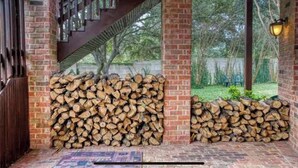 A covered outdoor area with a brick wall and a wooden staircase. - Clelia’s Cottage: Cozy 1-bedroom cottage in charming Austin with WiFi, AC (Austin)