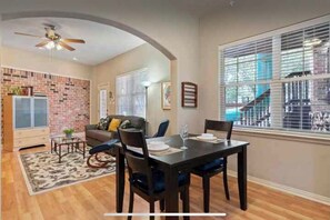 Dining - Clelia’s Cottage: Cozy 1-bedroom cottage in charming Austin with WiFi, AC (Austin)