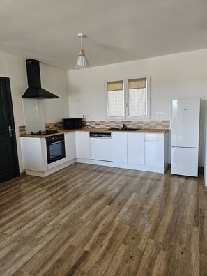 Frigorifero, microonde, forno, piano cottura