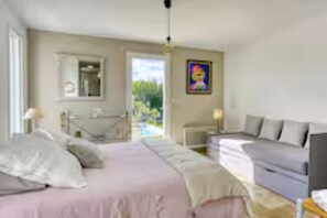 3 habitaciones, tabla de planchar con plancha, wifi y ropa de cama 