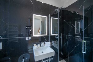 Shower, hair dryer, bidet, towels