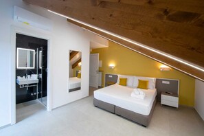 1 soverom, safe på rommet, skrivebord og reiseseng for barn