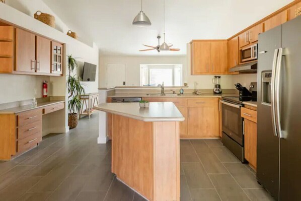 Fridge, microwave, oven, stovetop - Wheelchair & Pet-Friendly/Huge Yard- Gemini North (Phoenix)