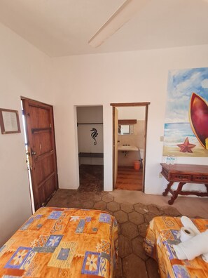 Habitación triple básica, balcón | Escritorio, wifi gratis, ropa de cama
