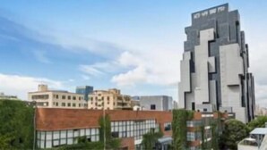 Un edificio moderno con un diseño arquitectónico único, que destaca por un elemento vertical prominente y un techo plano.