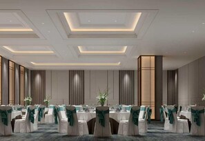 Une salle de banquet avec des tables rondes, des chaises et un plafond décoratif.