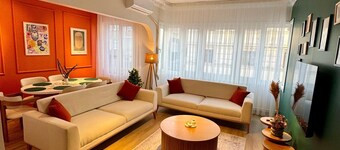 Modern 2BR – 1 Min to Tram, 5 Min to Metro – Family Friendly, A/C, Netflix, Wifi