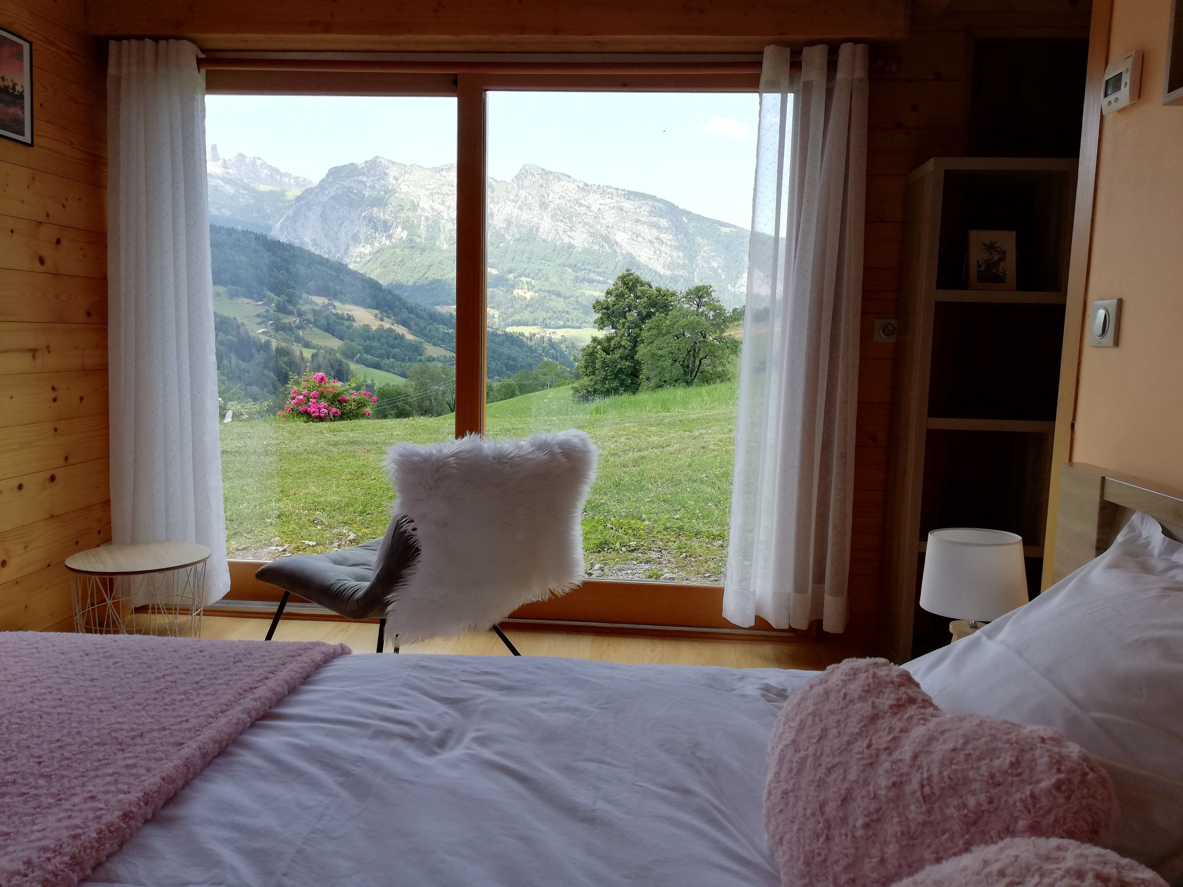 3 chambres, bureau, fer et planche à repasser, lit parapluie