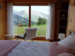 3 chambres, bureau, fer et planche à repasser, lit parapluie
