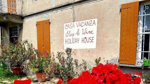 A sign for a holiday house named "Casa Vacanza" with a garden in the foreground. - PetFriendly Holiday Home Among the Vineyards (Bosnasco)