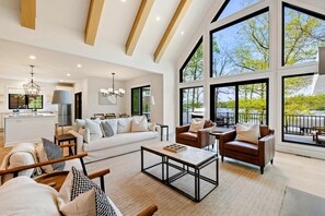 Älytelevisio, takka, videopelejä, työhuone