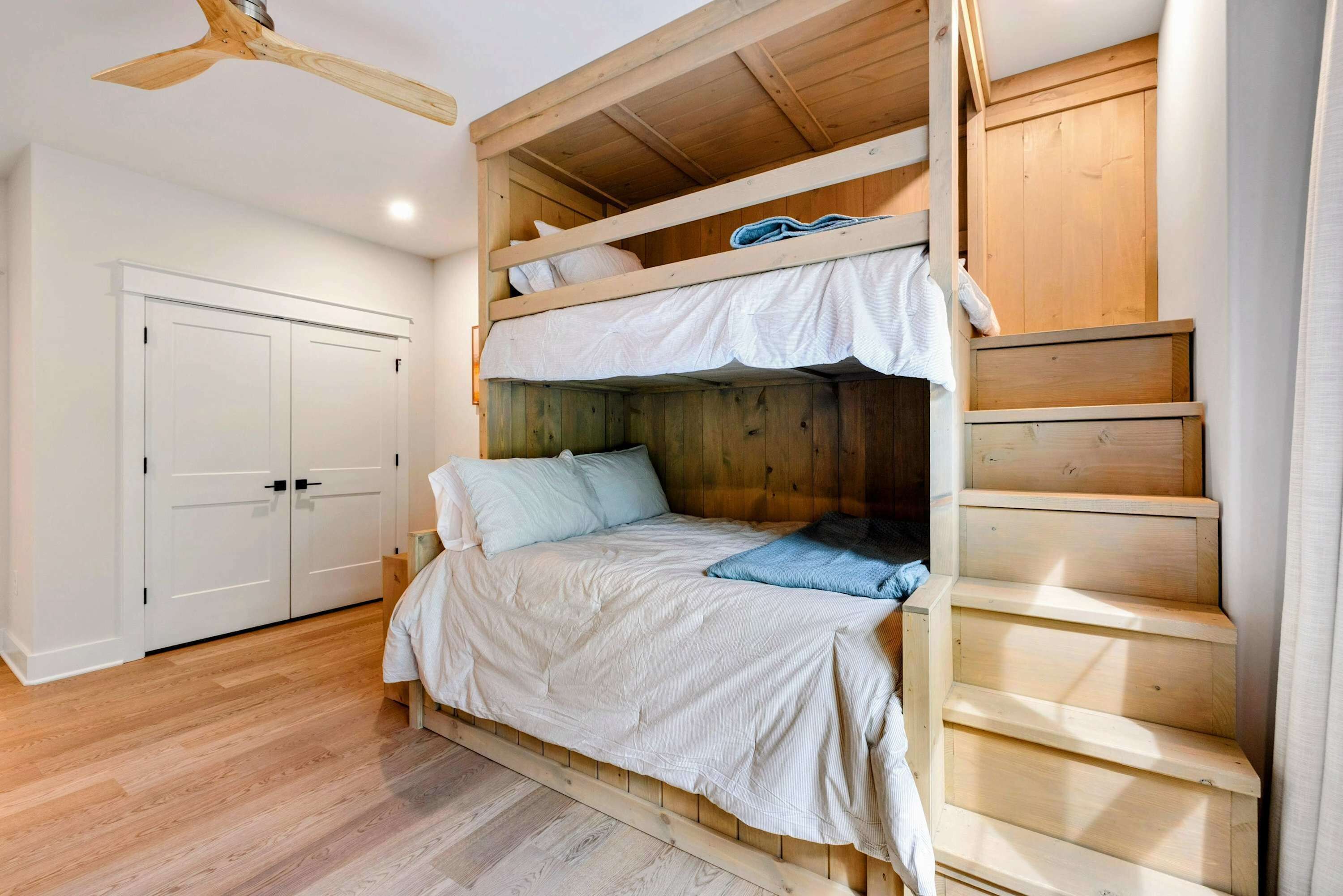 6 habitaciones, escritorio y tabla de planchar con plancha 