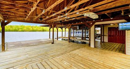 NEW 6BR Lakefront Lake Anna 5 Suites, Dock, Hot Tub