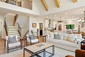 Smart TV, chimenea, videojuegos y oficina 