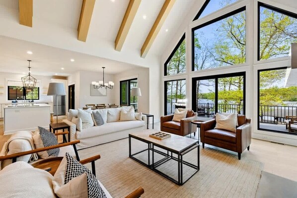 Smart TV, chimenea, videojuegos y oficina 