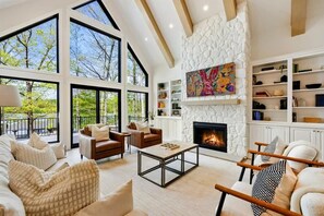 Smart TV, chimenea, videojuegos y oficina 