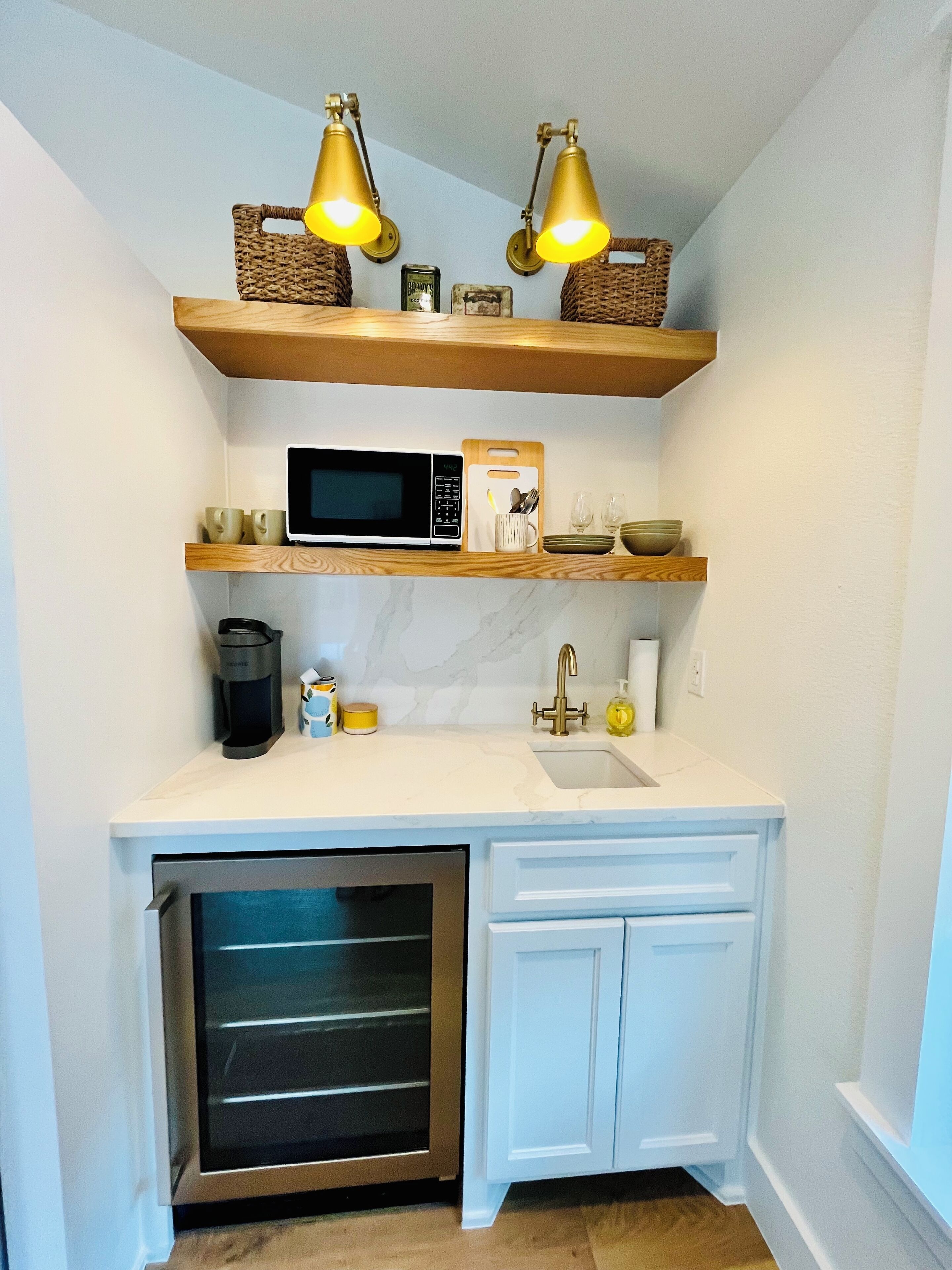 Kühlschrank, Mikrowelle, Wasserkocher mit Kaffee-/Teezubehör