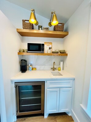 Fridge, microwave, coffee/tea maker, cookware/dishes/utensils - Cottage at Elizabeth House - Walk to Square! (Mason)