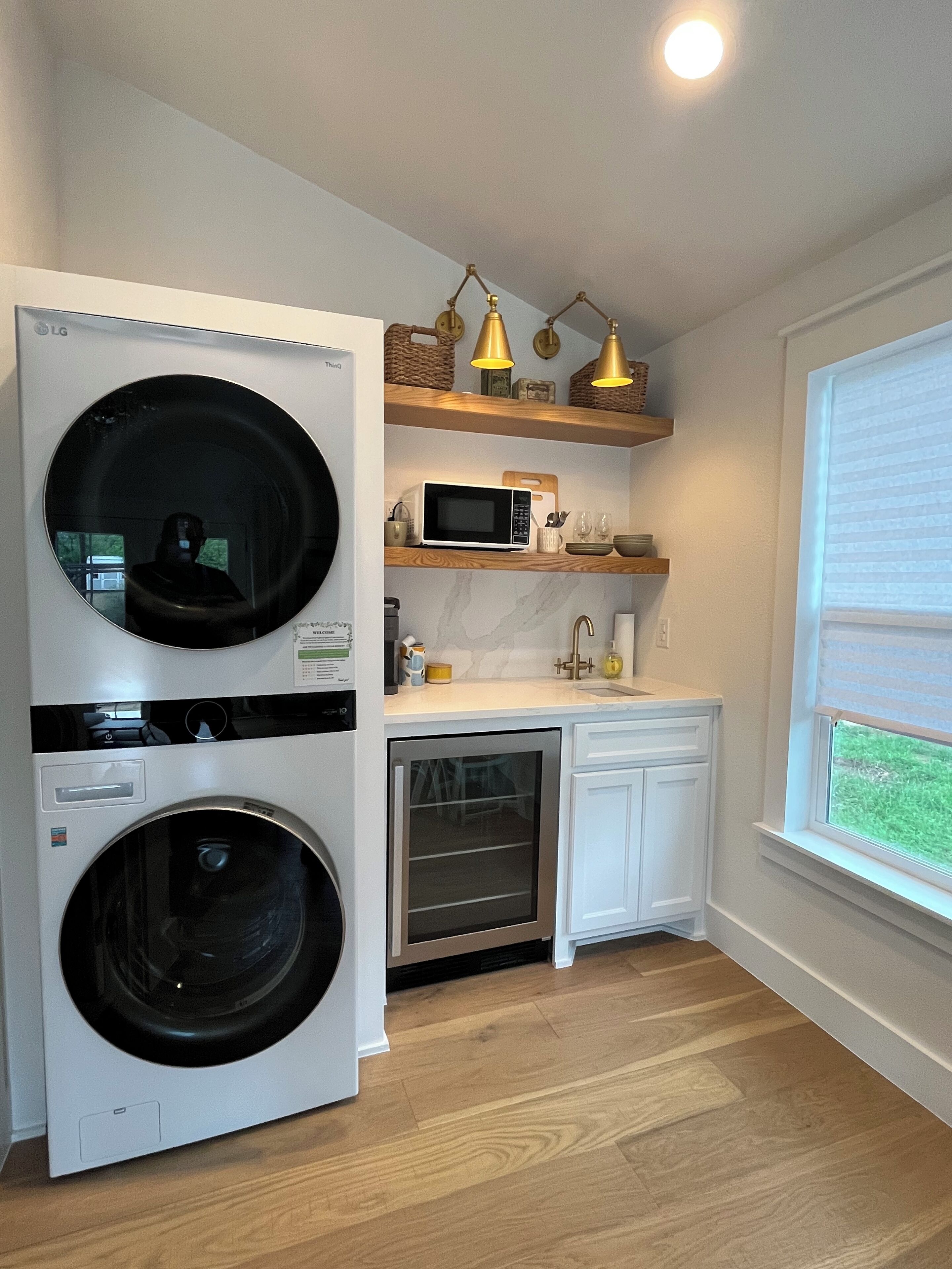 Kühlschrank, Mikrowelle, Wasserkocher mit Kaffee-/Teezubehör