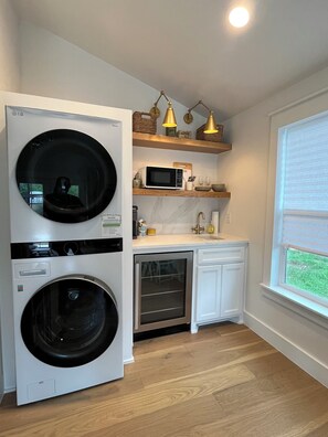Fridge, microwave, coffee/tea maker, cookware/dishes/utensils - Cottage at Elizabeth House - Walk to Square! (Mason)