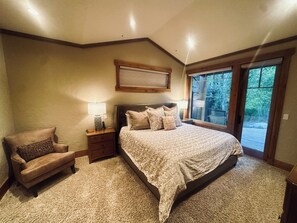 3 chambres, bureau, fer et planche à repasser, lit de bébé portatif